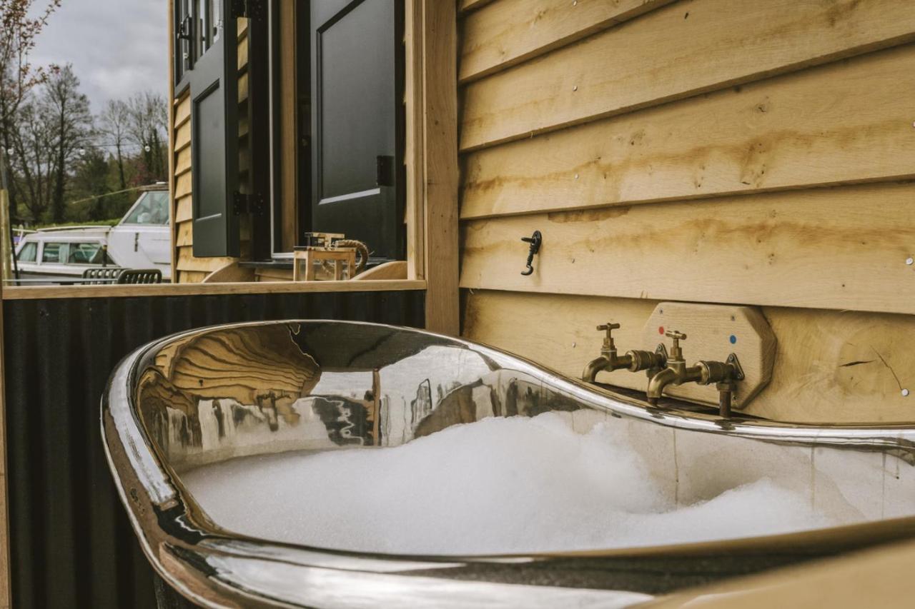 Appartement Island Hut - Outdoor Bath Tub, Firepit And Water Equipment à Saltford Extérieur photo