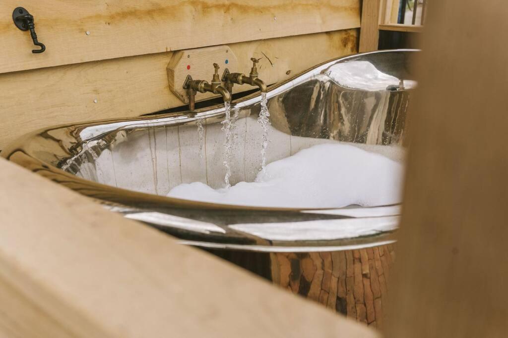 Appartement Island Hut - Outdoor Bath Tub, Firepit And Water Equipment à Saltford Extérieur photo